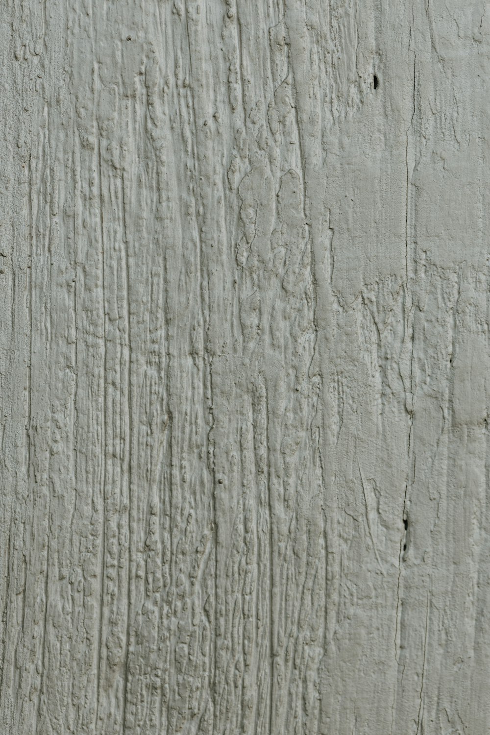 Un primo piano di una parete bianca con vernice scrostata