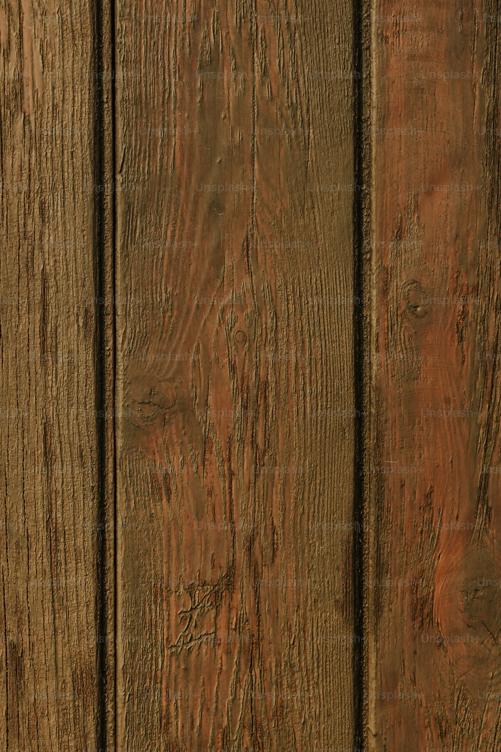 um close up de um telefone celular em uma superfície de madeira