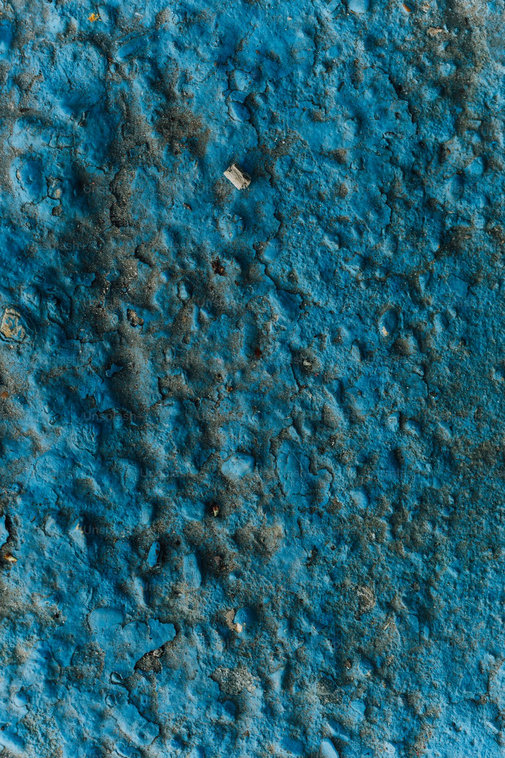 um close up de uma superfície azul com sujeira
