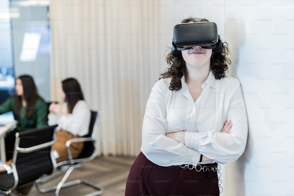 Eine Frau im weißen Hemd trägt ein virtuelles Headset