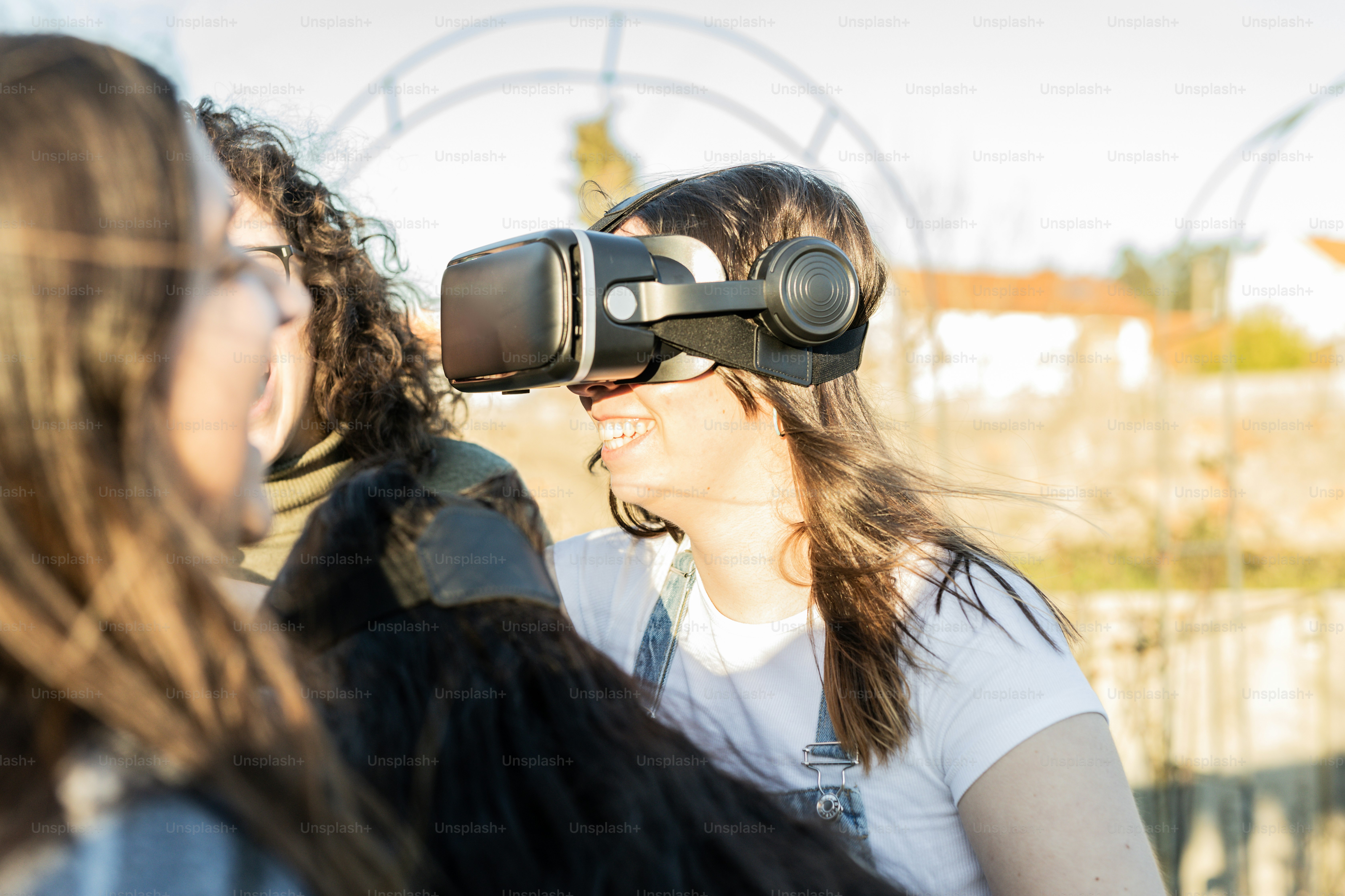 Eine Frau mit einer virtuellen Brille