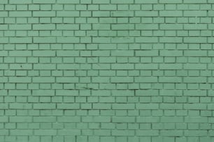 빨간 소화전이 있는 녹색 벽돌 벽