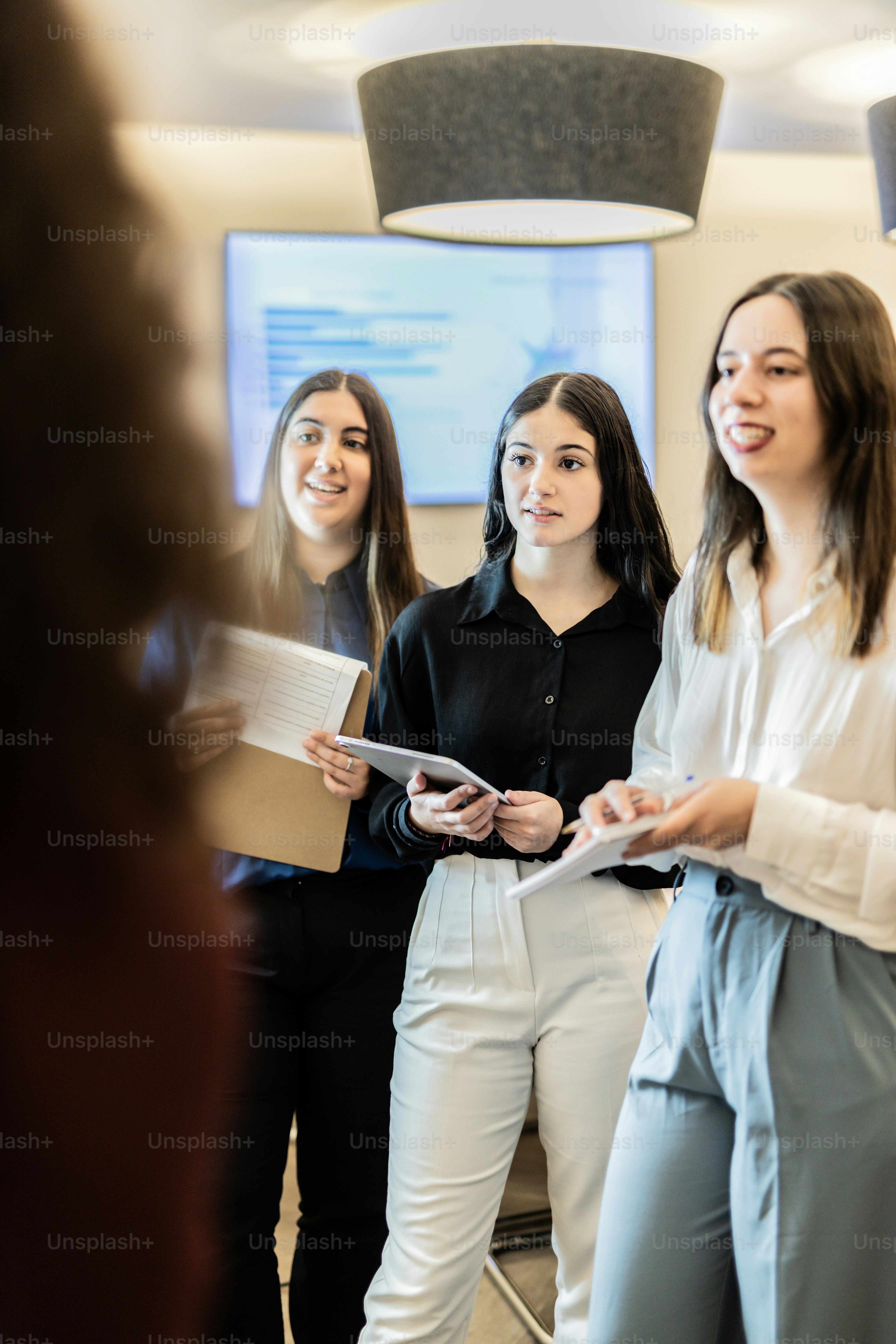 eine Gruppe von Frauen, die nebeneinander stehen