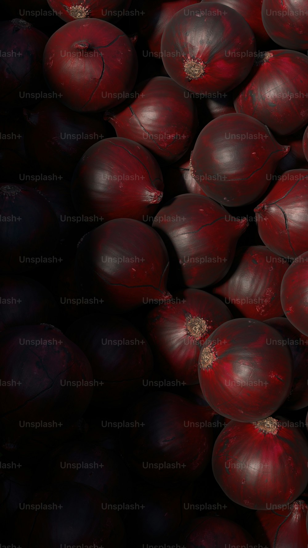 Un montón de cebollas rojas sentadas una encima de la otra