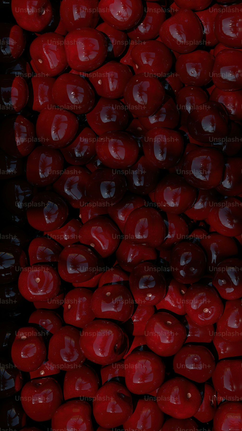 Ein Haufen roter Äpfel wird zusammen gestapelt