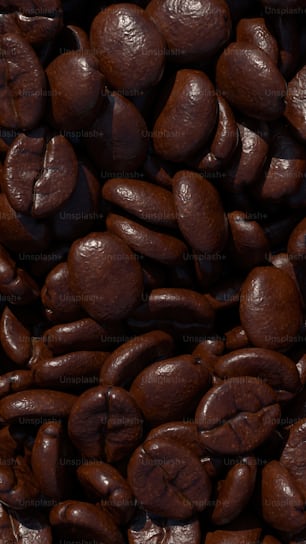 Ein Haufen Kaffeebohnen sitzt übereinander