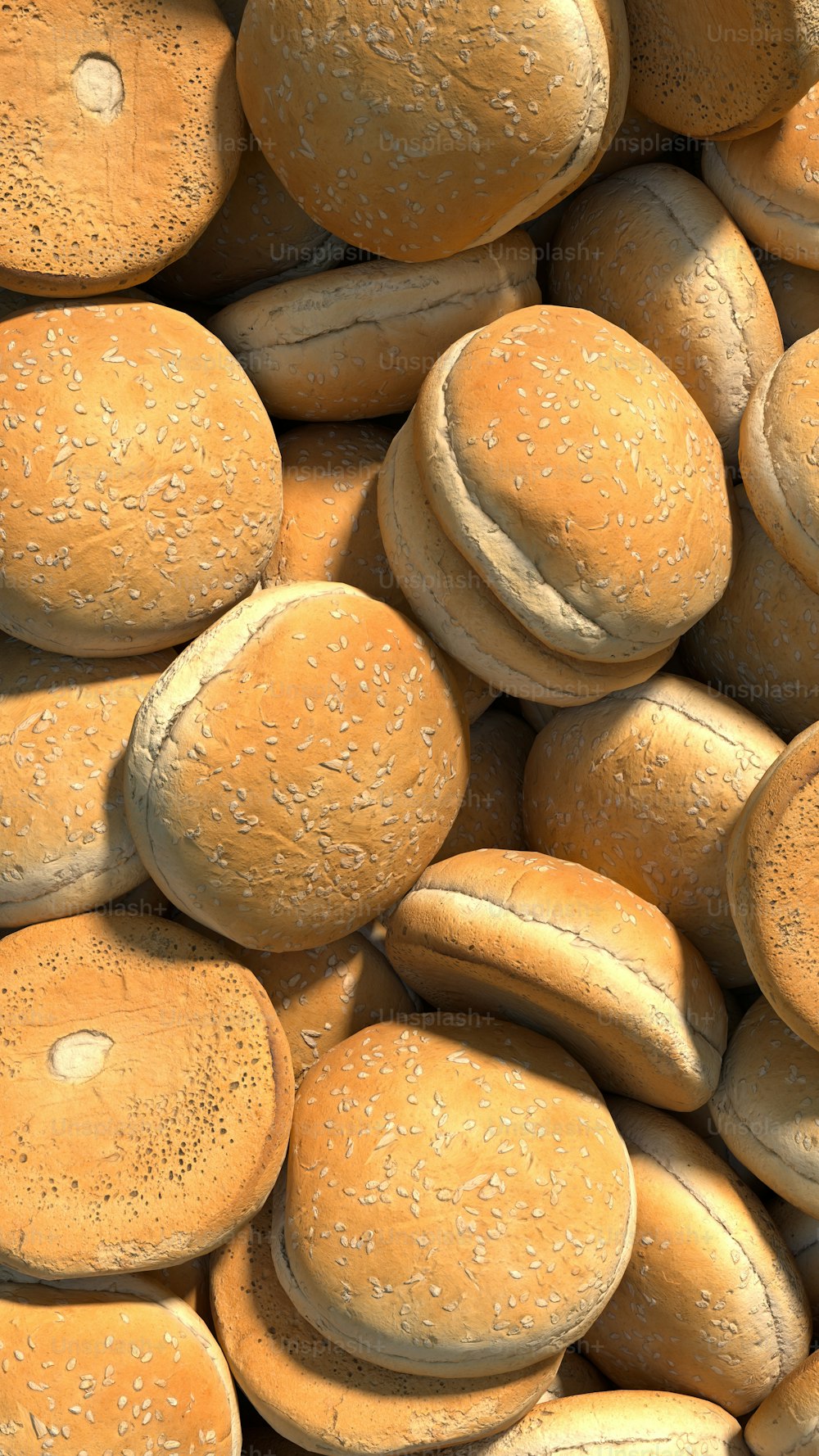uma pilha de pães com sementes de gergelim sobre eles