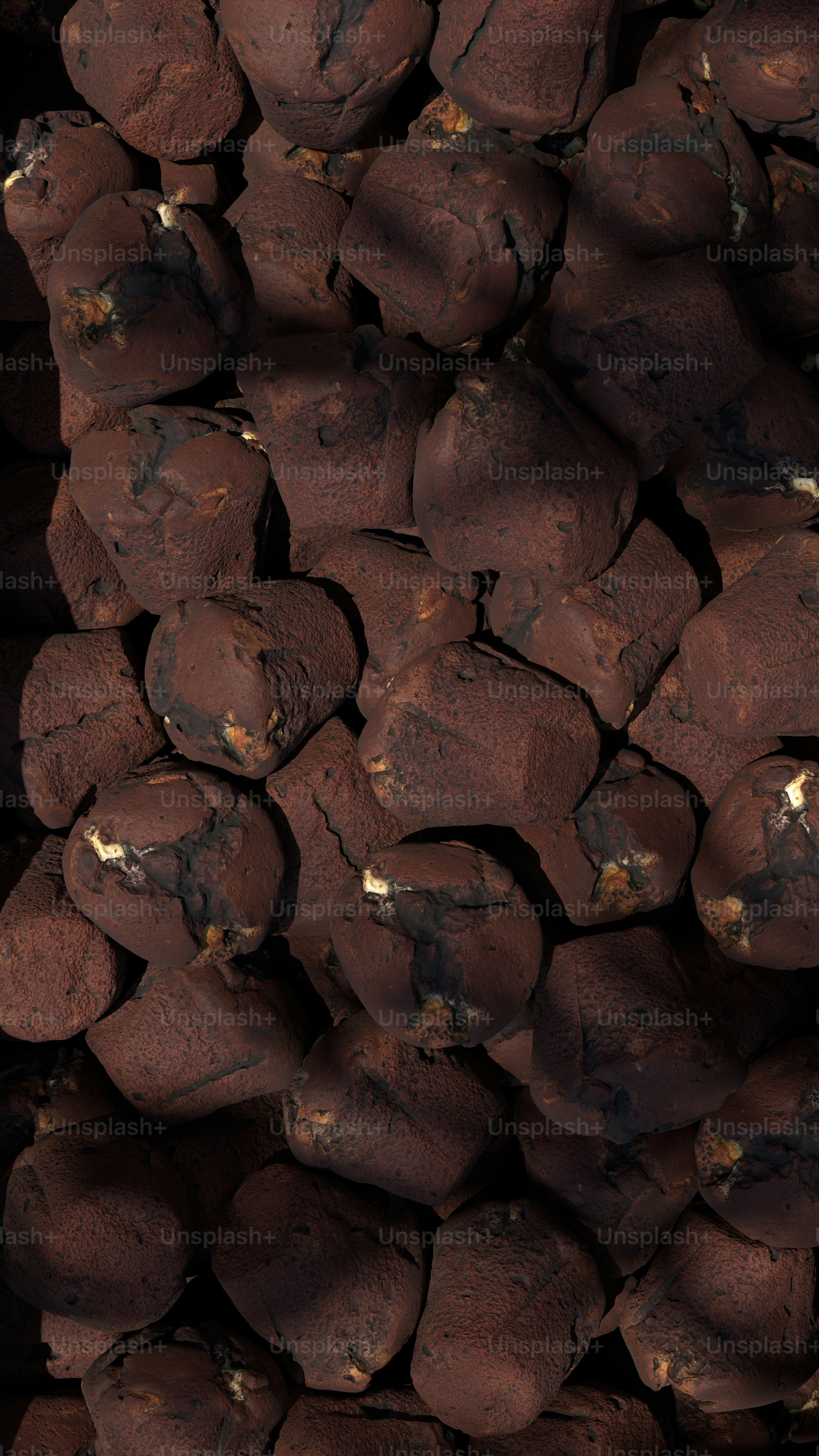 un tas de roches de couleur brune