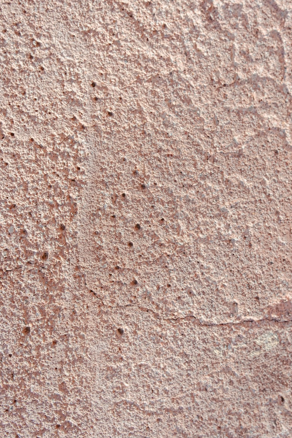 um close up de uma parede com pequenos orifícios nela