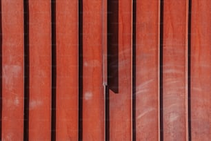 um close up de uma parede vermelha com um relógio sobre ele