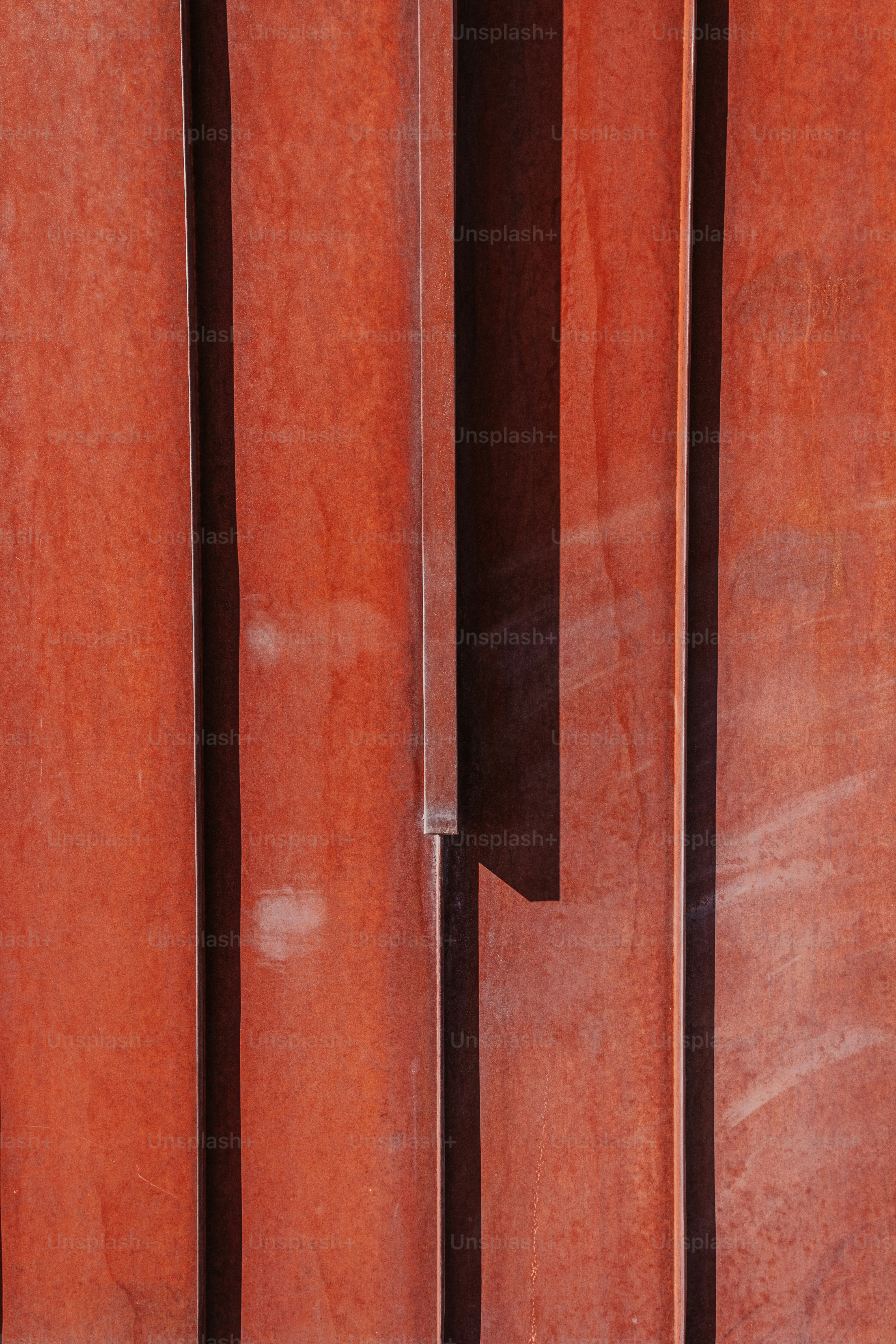 eine Nahaufnahme einer Wand mit einer Uhr darauf