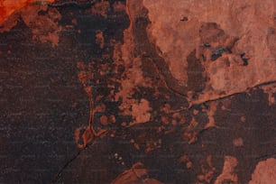 um close up de uma rocha com uma substância vermelha e preta sobre ela