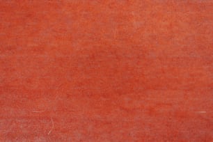 um tapete de área vermelha com uma borda branca
