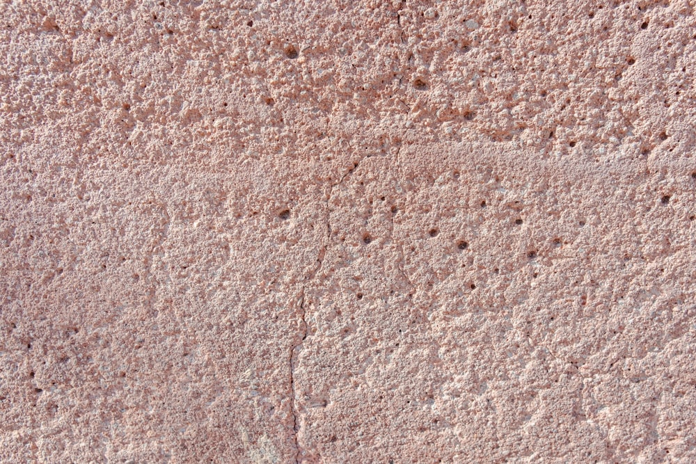 um close up de uma parede com pequenos orifícios nela
