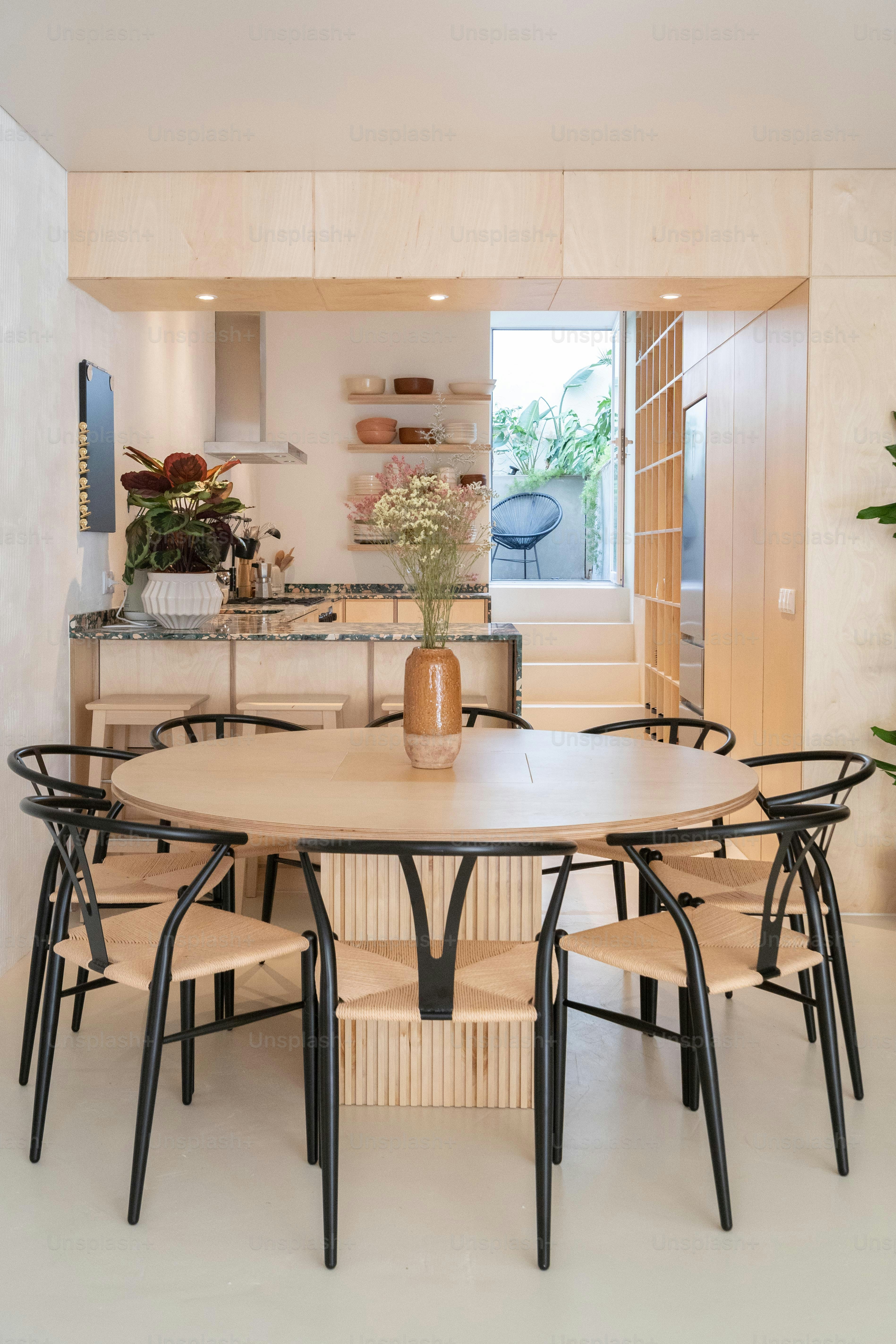 eine Küche mit Tisch und Stühlen darin