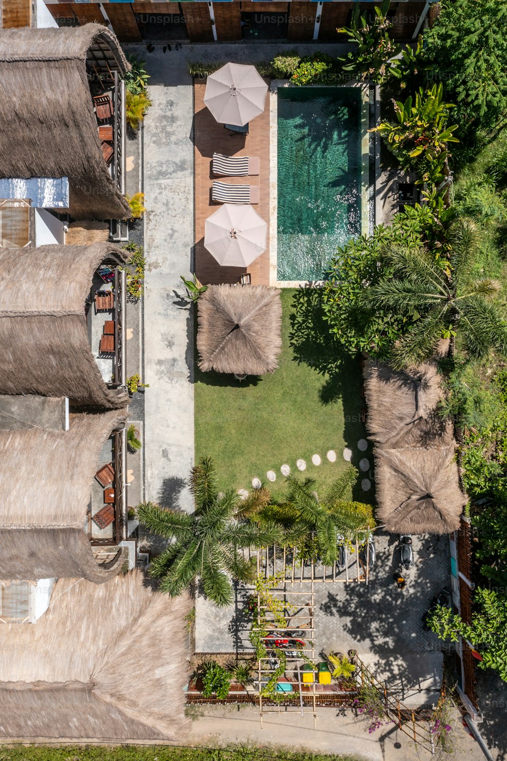 Luftaufnahme eines Hauses mit Sonnenschirmen