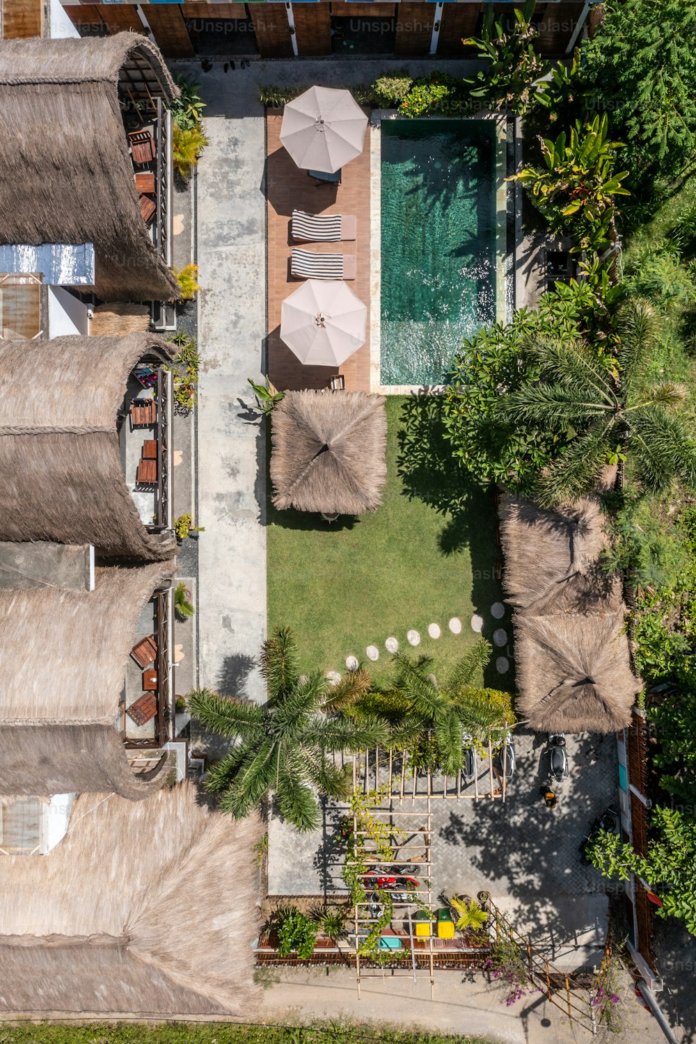 une vue aérienne d’une maison avec des parasols