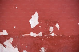 ペンキが剥がれた赤い壁