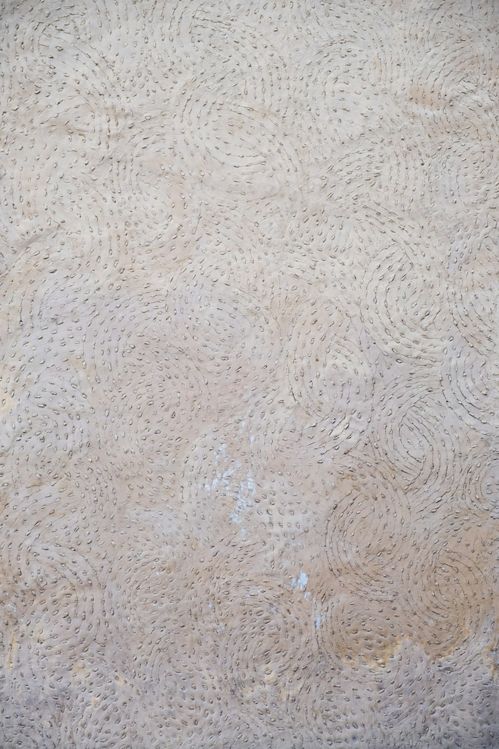 Una vista ravvicinata di un pavimento di piastrelle con cerchi su di esso