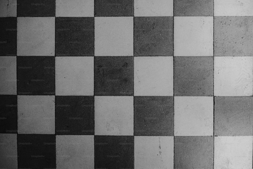 체크 무늬 바닥의 흑백 사진