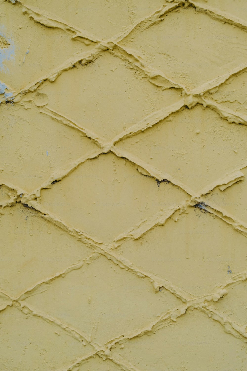 Un primo piano di un muro dipinto di giallo