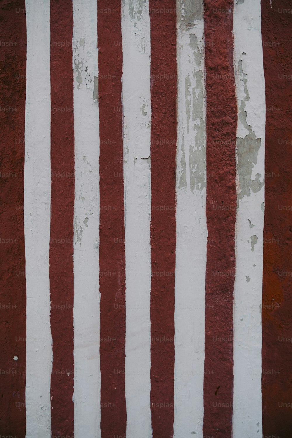 Gros plan d’un mur rayé rouge et blanc