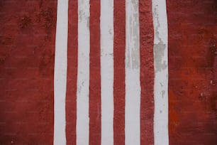 Un drapeau américain peint sur le côté d’un bâtiment