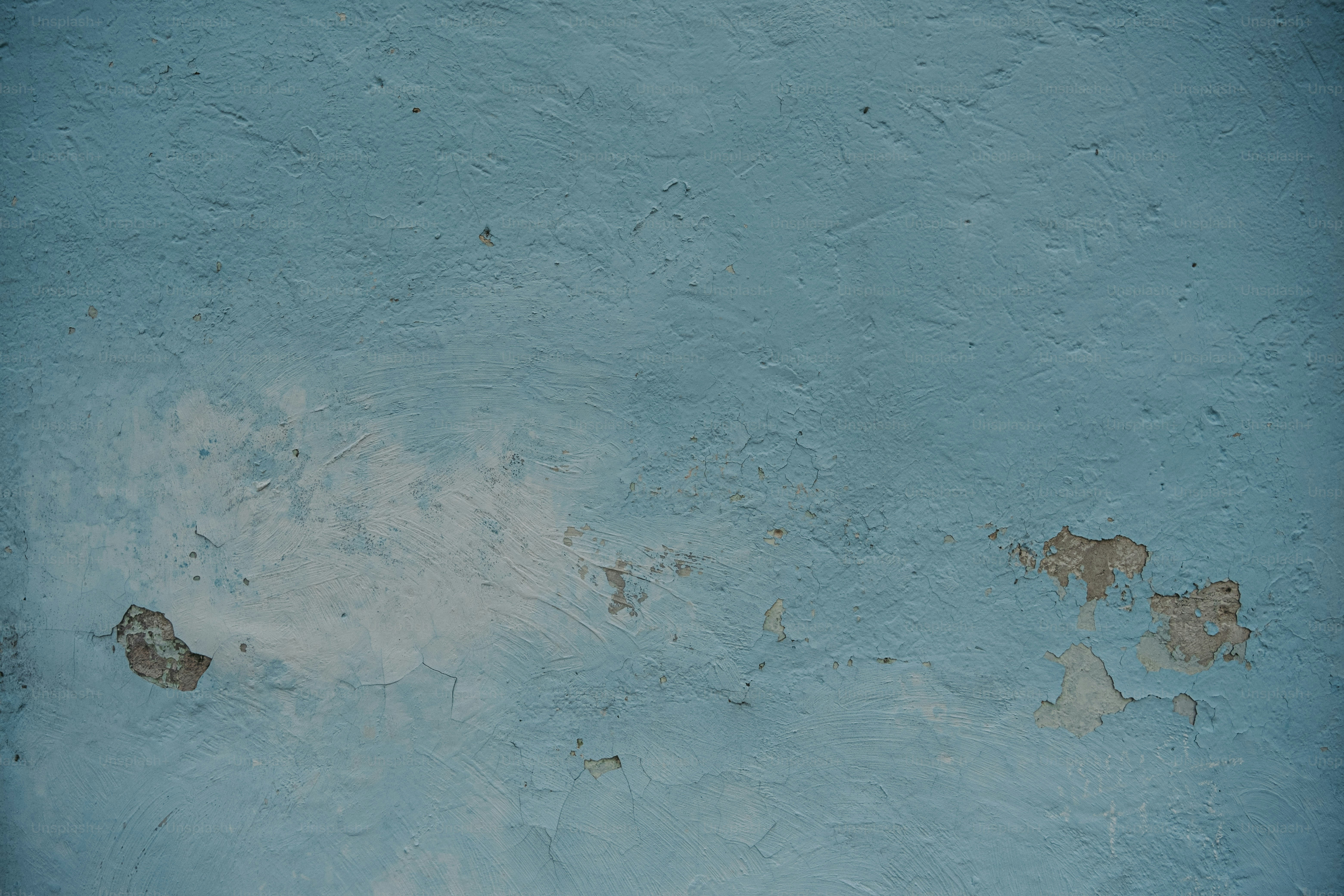 um hidrante vermelho sentado na frente de uma parede azul