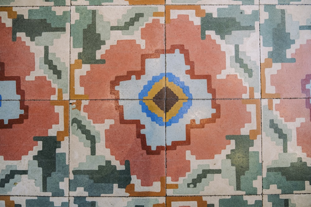 um piso de azulejos com um design colorido sobre ele