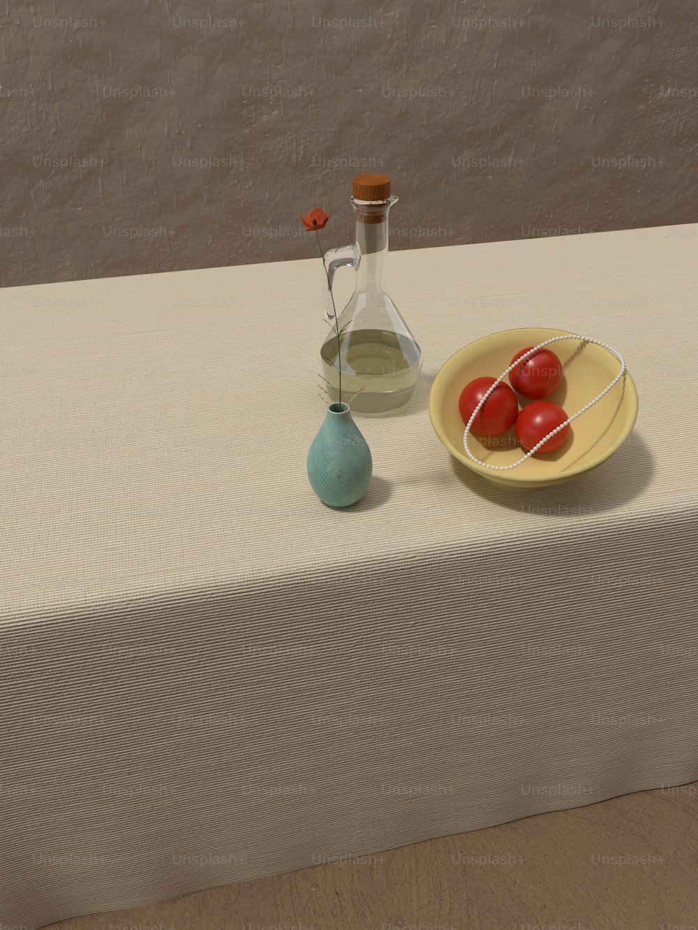 une table avec une assiette de tomates et une bouteille d’huile d’olive
