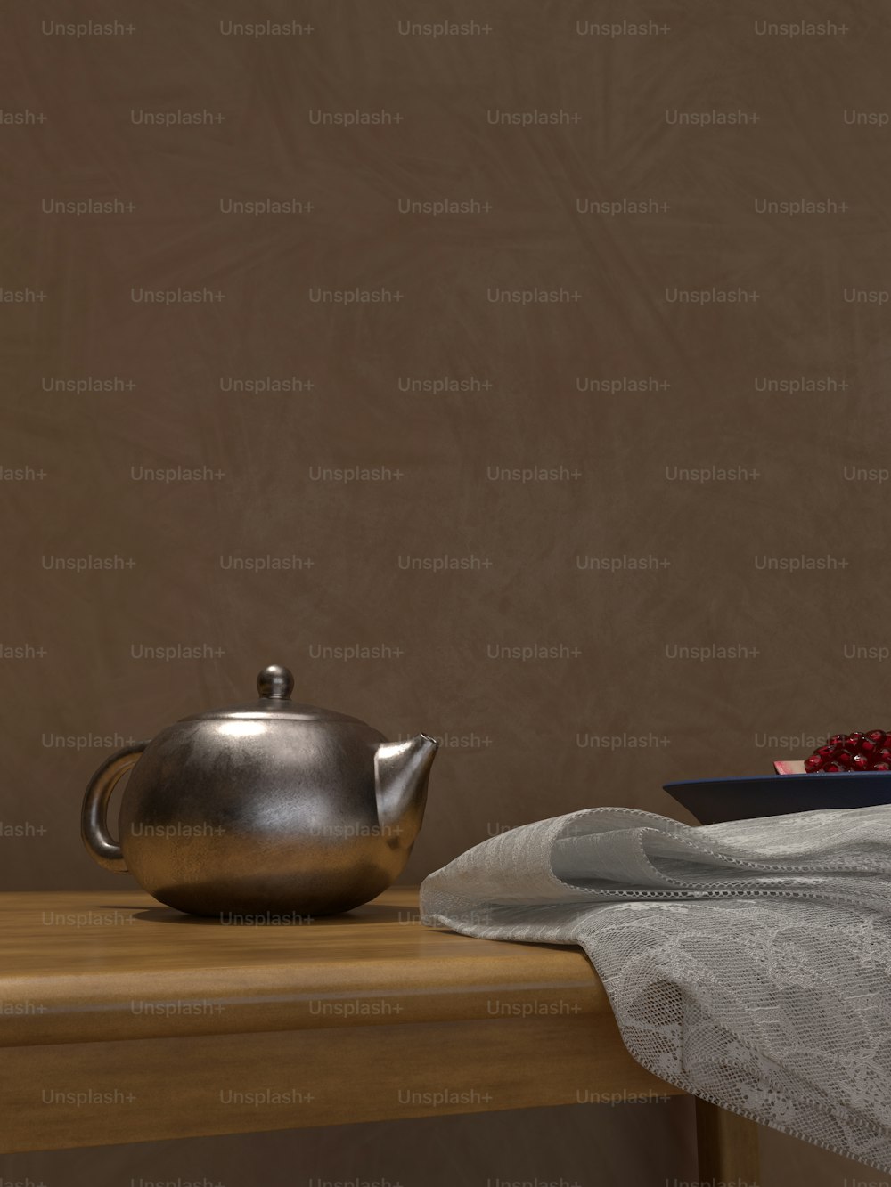 eine silberne Teekanne auf einem Holztisch