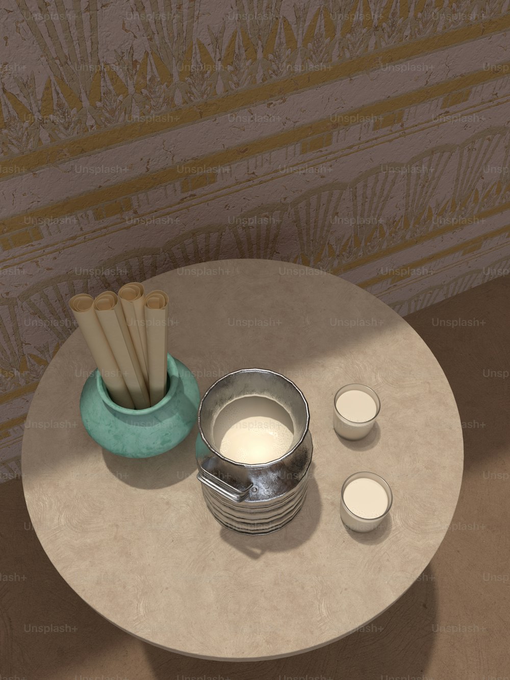 uma mesa com velas e um vaso sobre ela