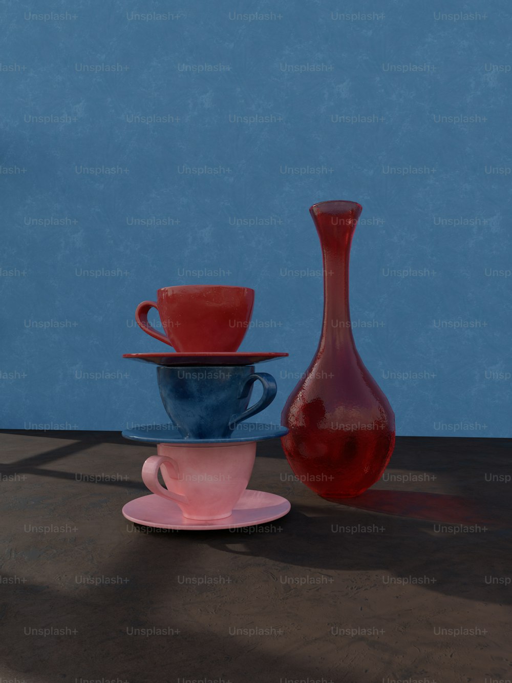 três xícaras e um vaso em uma mesa