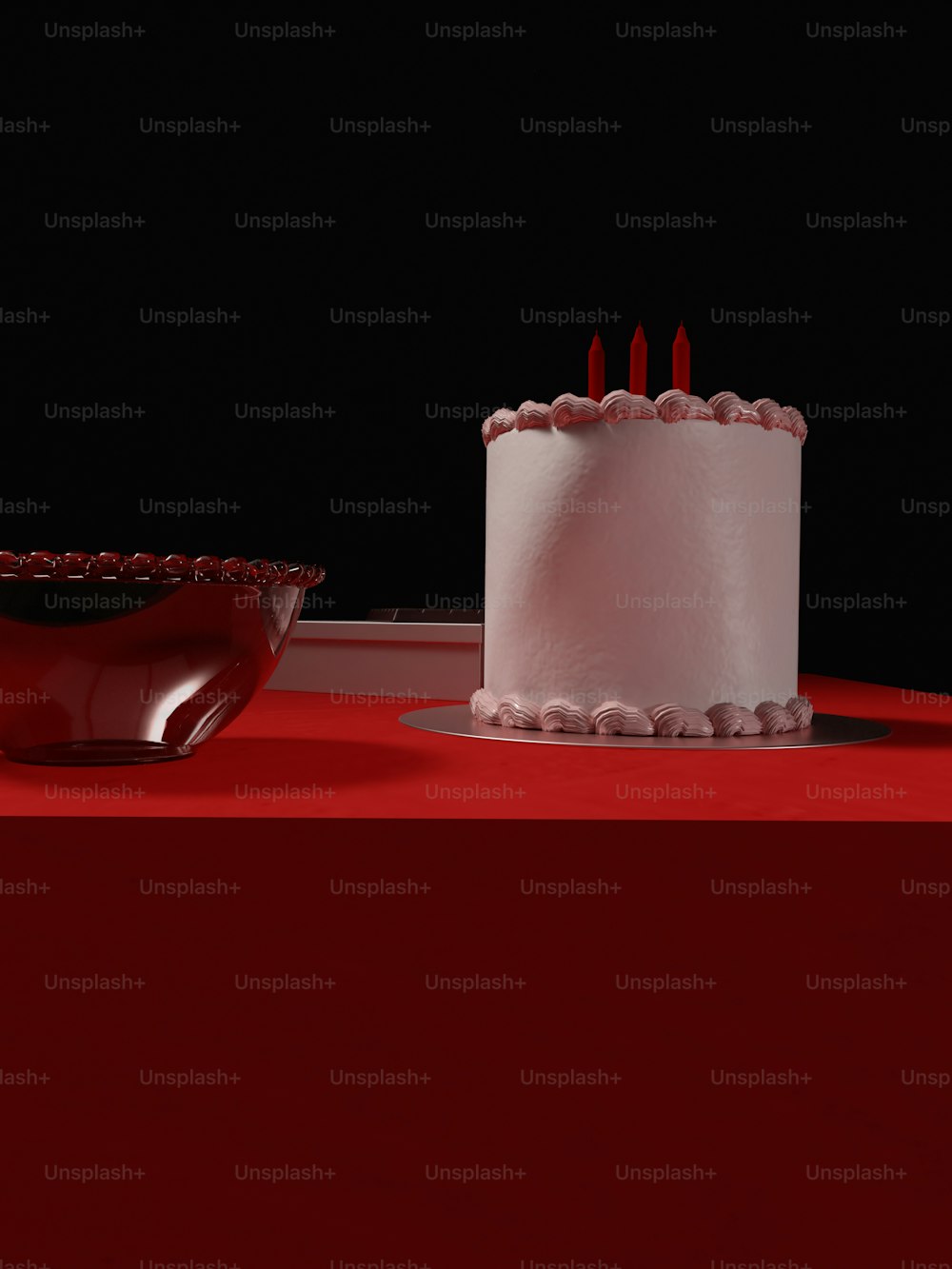 una torta bianca seduta sopra un tavolo rosso