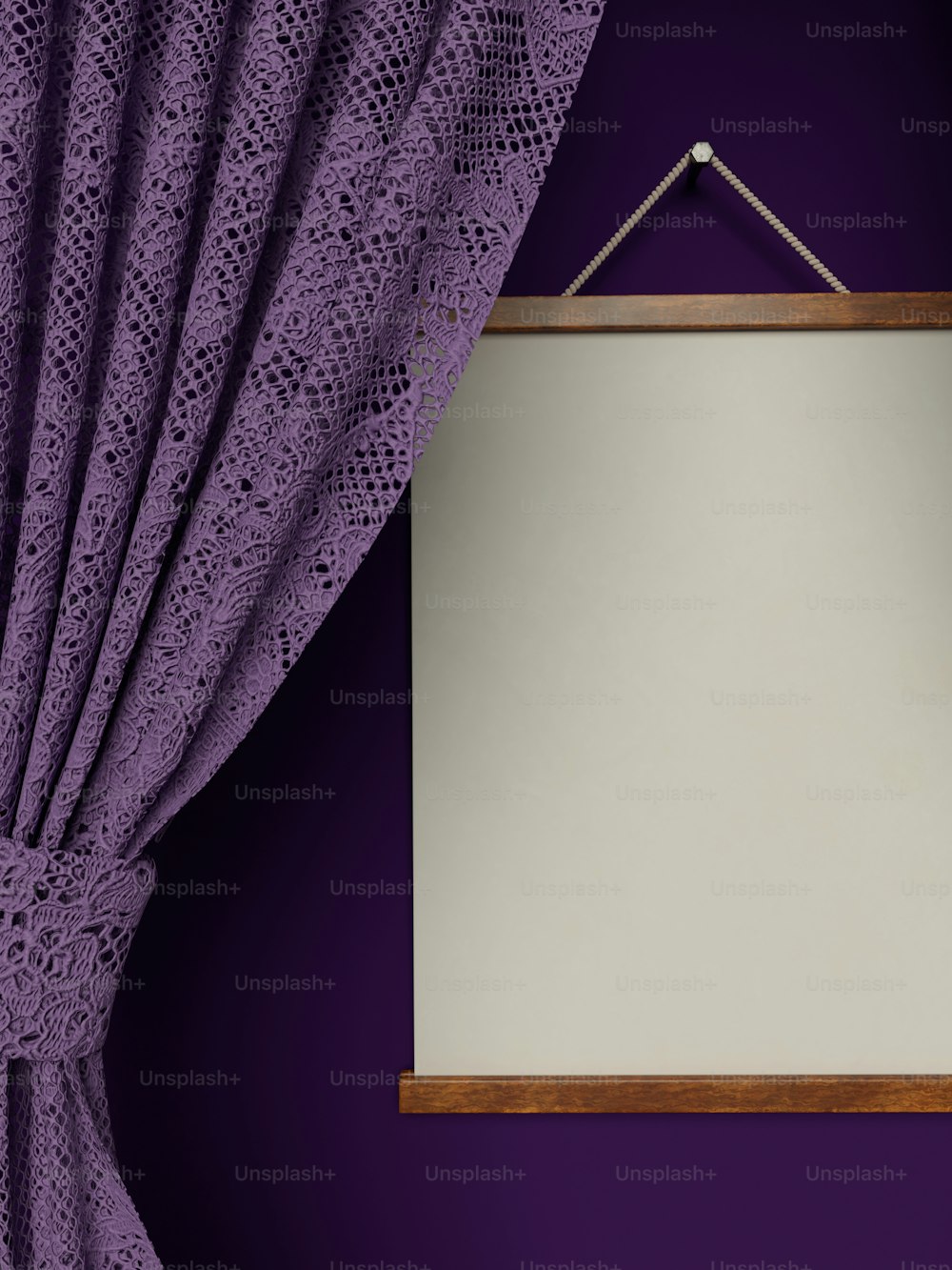 eine weiße Tafel, die an einer lila Wand neben einem lila Vorhang hängt