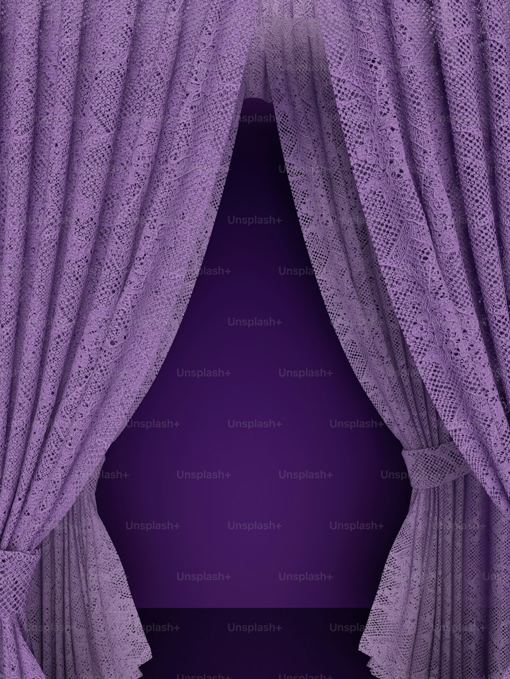uma cortina aberta com um fundo roxo