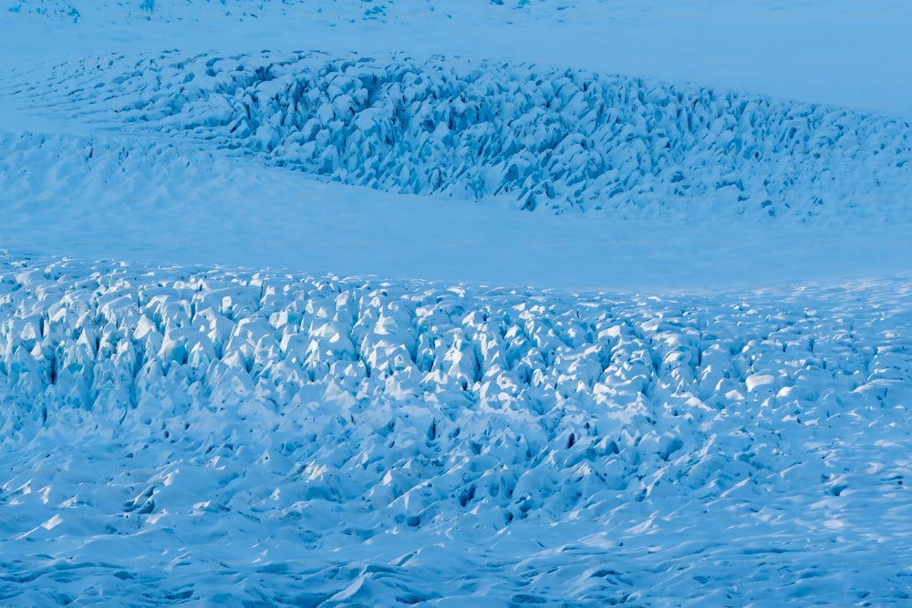 una gran cantidad de hielo en la ladera de una montaña