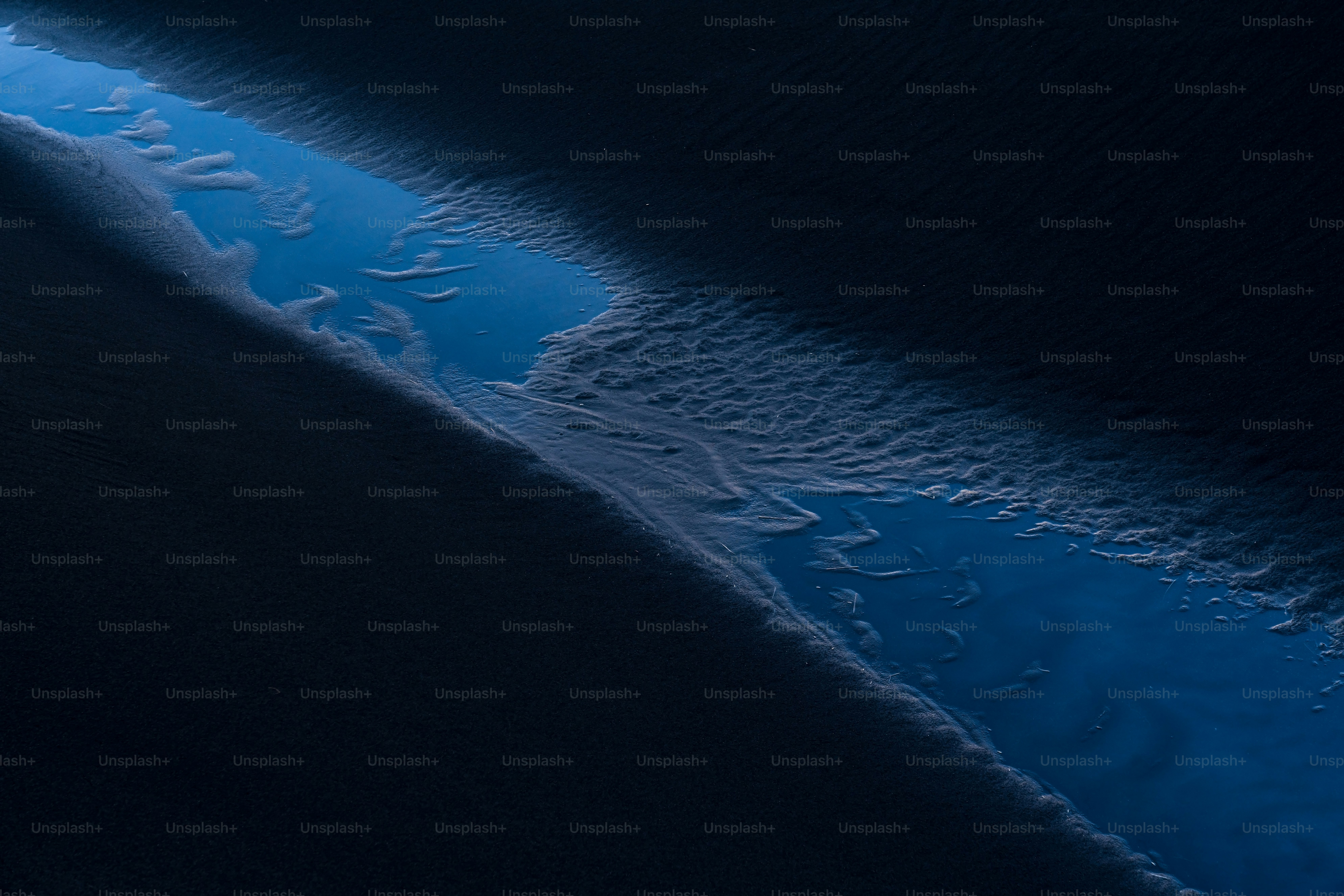 水は空と雲を反射しています