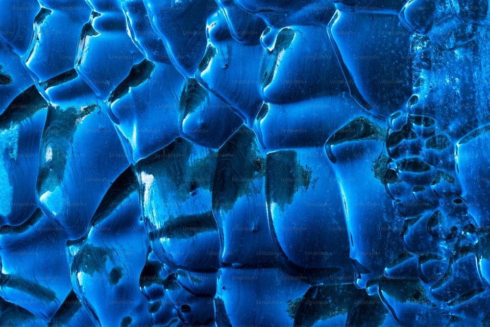 Un primer plano de una pared de vidrio azul
