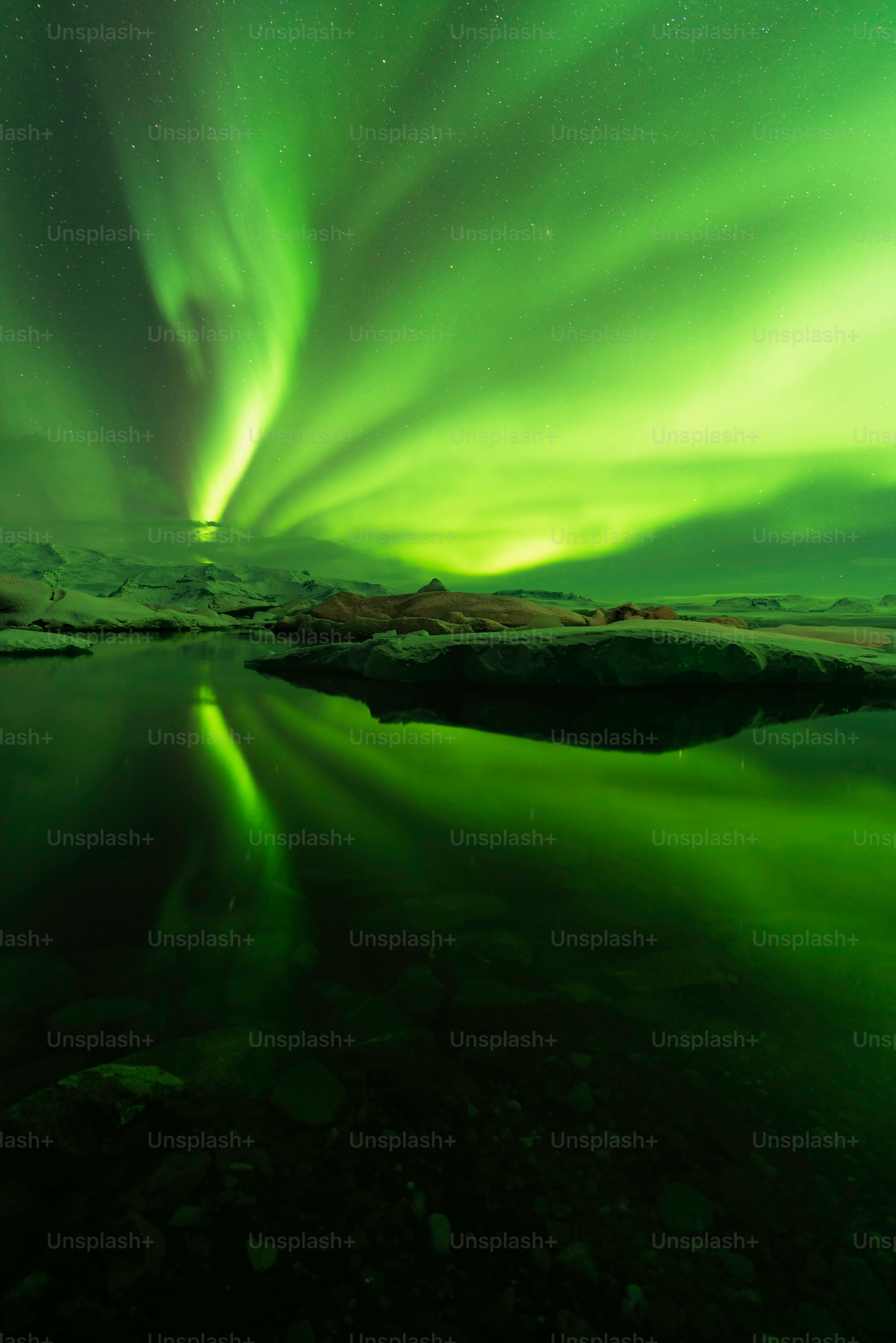 El agujero de la aurora se refleja en el agua