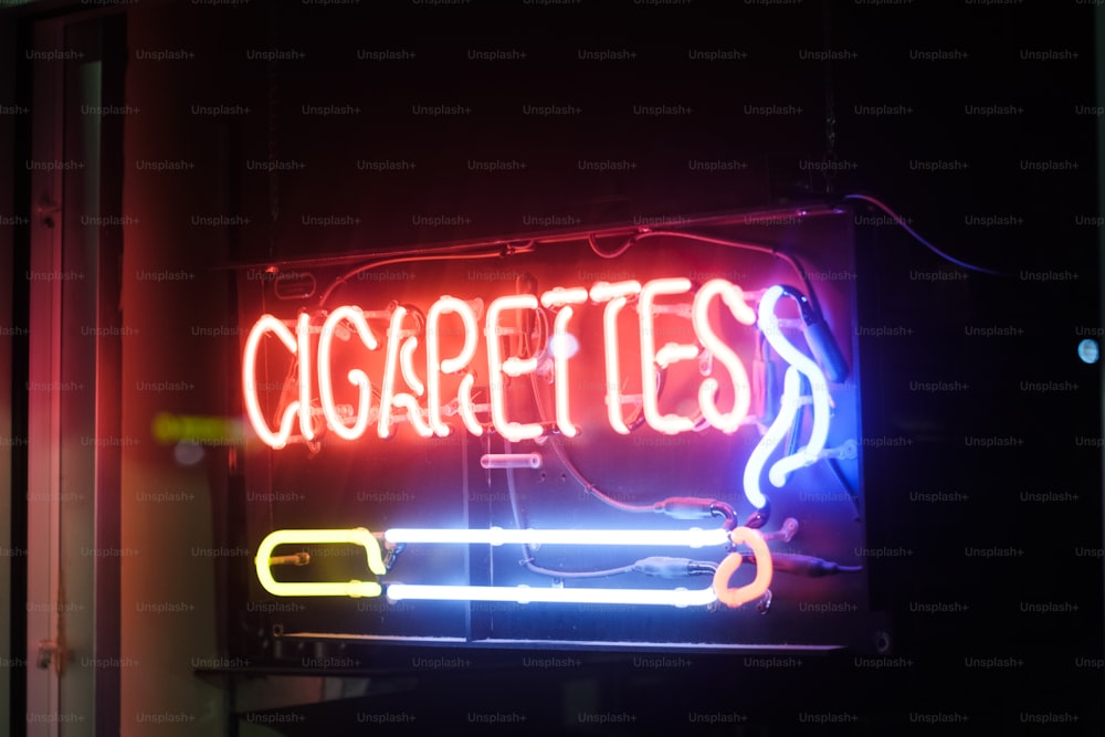 un letrero de neón que dice cigarrillos en él