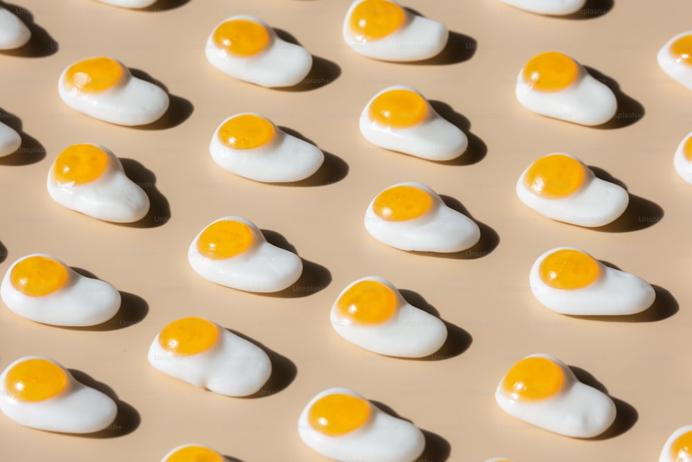 un groupe d’œufs assis sur une table