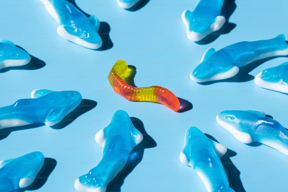 Un verme giocattolo colorato seduto in cima a un tavolo blu