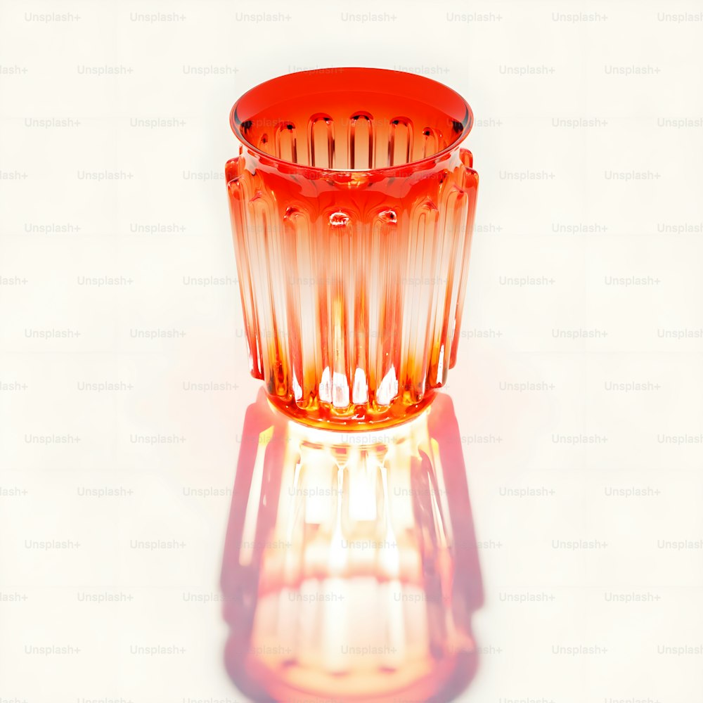 un vase en verre posé sur une table
