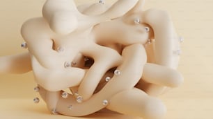 Eine weiße Skulptur einer Frau mit Perlen am Körper