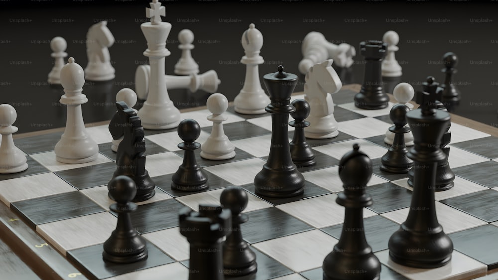 un tablero de ajedrez en blanco y negro con piezas en él