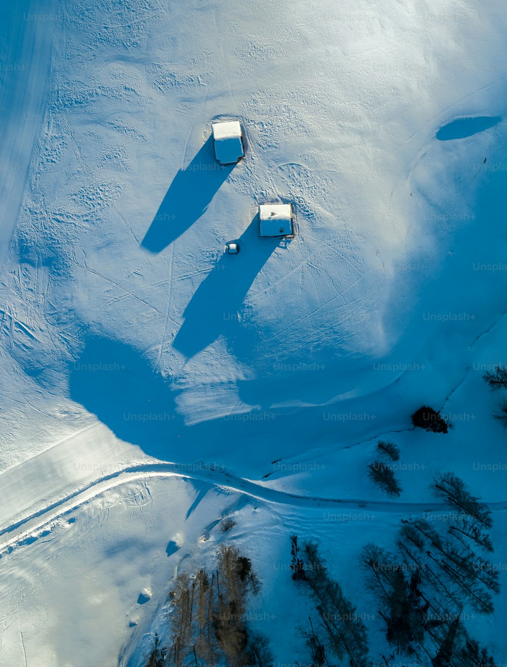 Luftaufnahme eines schneebedeckten Feldes