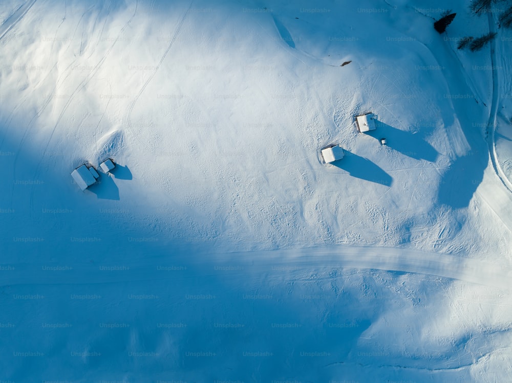 uma vista aérea de uma colina coberta de neve