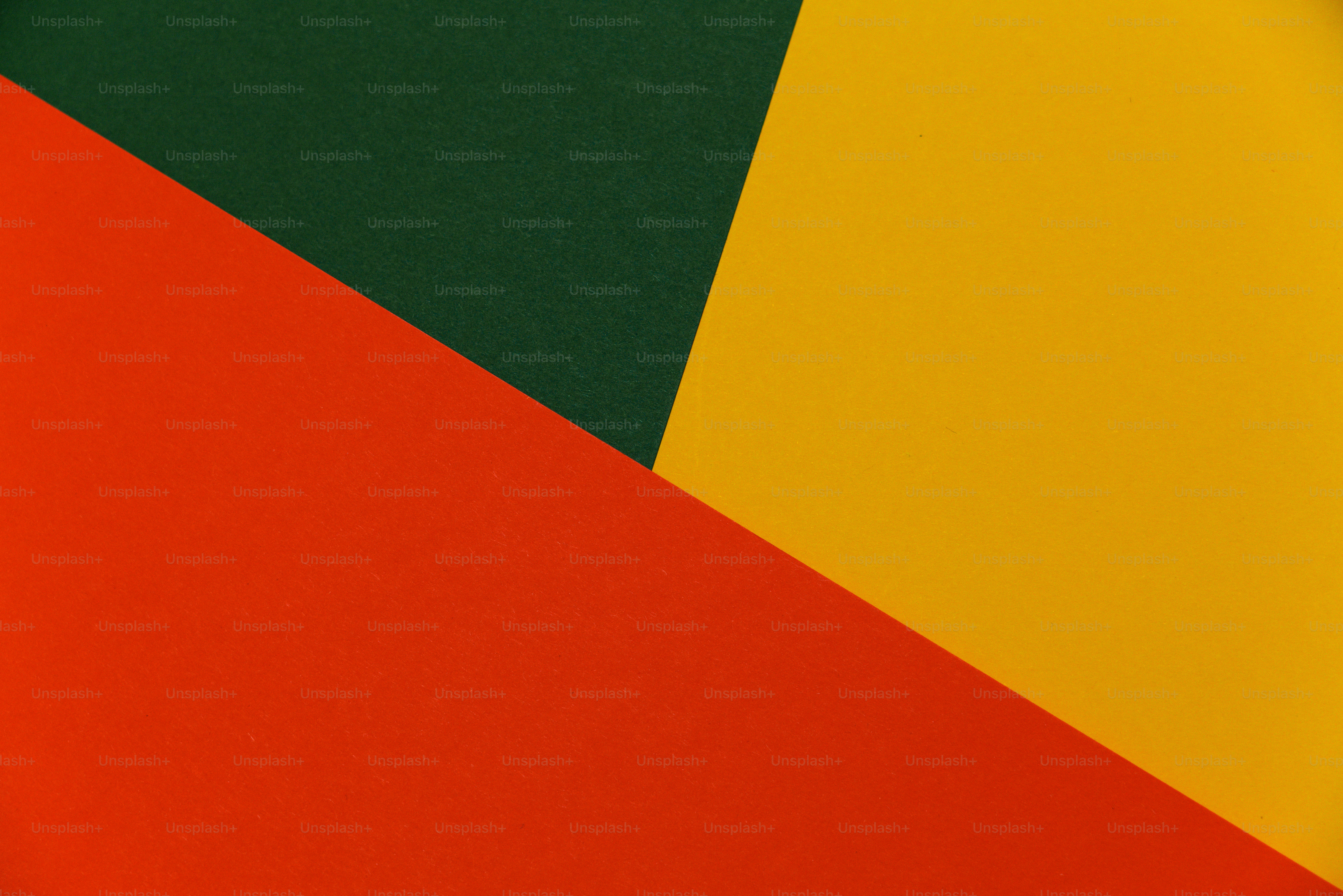 Close-up piring warna-warni di atas meja