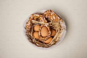 un bol rempli d’œufs posé sur une table